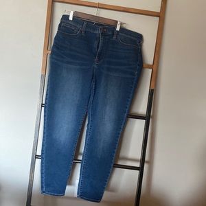 9” High-Rise skinny jeans size 32